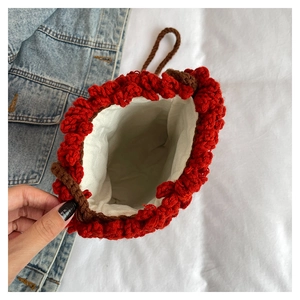 Detailansicht der großen roten Stricktasche mit Baumwollfutter und Kordelzugverschluss