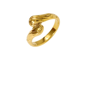 Anello nodo geometrico oro minimalista con curve fluide e finitura in acciaio lucido