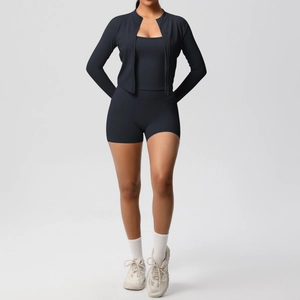 Détail de l'ensemble de fitness noir 3 pièces avec veste zippée et short à taille haute