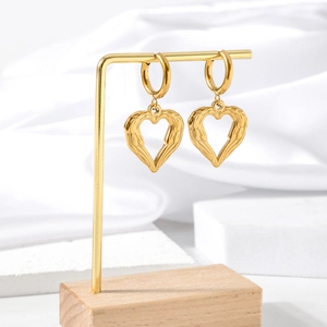 Boucles d'oreilles en acier plaqué or 18K avec ailes en cœur sur support doré