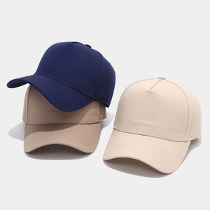 Trois casquettes de baseball en coton bleu marine, kaki et crème sur fond gris