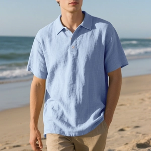 Gros plan du polo en lin bleu clair avec texture gaufrée et col à trois boutons détaillé