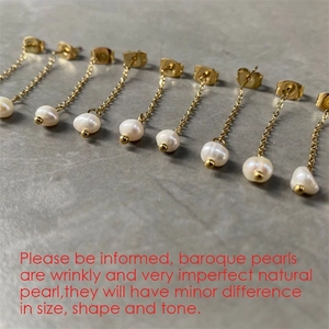 Détail de perles d'eau douce baroques sur chaînes dorées avec fermoirs papillon élégants