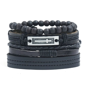 Vue détaillée du lot de bracelets multicouches en cuir noir avec perles de bois et croix