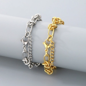 Détail de bracelets gourmettes dorés et argentés avec fermoirs mousquetons sur support