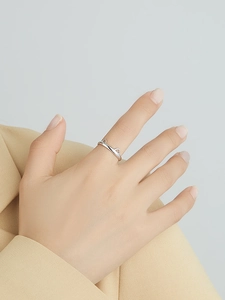 Dettaglio di un anello a forma di orecchie di gatto in argento indossato da modella