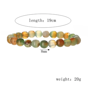 Détail du bracelet en agate multicolore 8mm montrant la longueur 19cm et le poids 20g