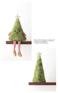 Dettaglio di decorazioni natalizie in peluche verde con stelle glitterate
