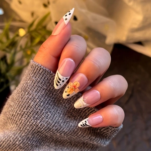 Französische Mandel-Drucknägel mit 3D-Orange-Blumen und Kuh-Muster-Punkten