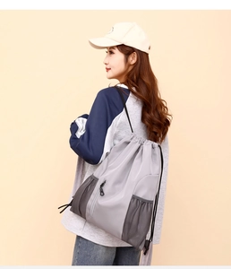 Grauer Oxford Kordelzug Rucksack Detailansicht mit grossem Volumen und Netztaschen.