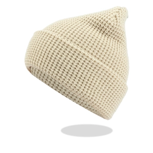 Detailansicht des Waffelmusters und der dicken Textur einer beige Wintermütze