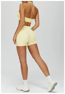 Dettaglio degli shorts da yoga a vita alta con effetto lifting e tessuto elasticizzato