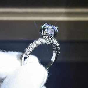 Macro di anello in moissanite con montatura a sei griffe e fascia a treccia diamantata