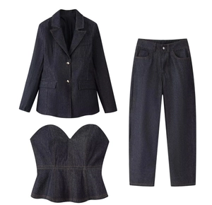 Detalle plano de un conjunto de 3 piezas en denim azul oscuro con blazer, top y pantalón