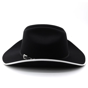 Détail du chapeau de cowboy noir avec bordure blanche et boucle de ceinture ciselée argent