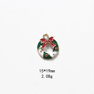 Detail view of 15x19mm Christmas wreath alloy pendant with green enamel and red bow