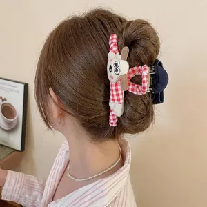 Pince à cheveux à carreaux avec petit chien en peluche et nœud bleu sur coiffure