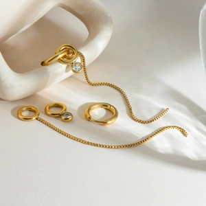 Boucles d'oreilles minimalistes en acier doré avec chaînes box et pendentifs en zircon