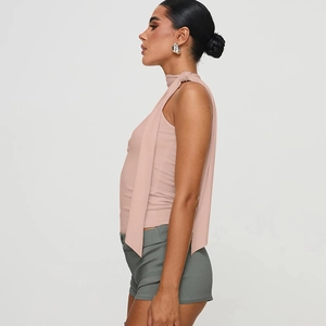 Seitenansicht eines rosa Neckholder-Oberteils mit Schnürung an einem weiblichen Model