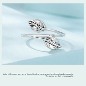 Close-up of S925 sterling silver leaf ring showcasing leaf texture and S925 hallmark