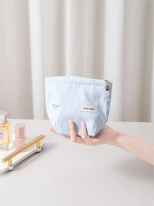 Trousse à maquillage rayée bleu clair avec broderie nœud et tirette fleurie