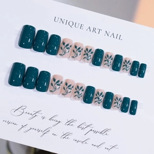 Set di 24 unghie finte con motivi floreali verde scuro e rosa in stile botanico