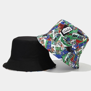 Dettaglio del cappello a secchiello reversibile con stampa retrò e tessuto di cotone nero