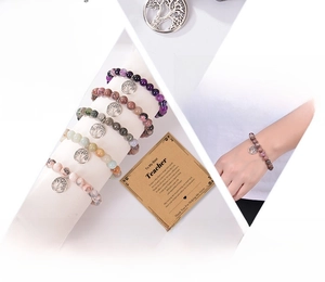 Détail de bracelets en pierres naturelles avec pendentif Arbre de Vie et cartes cadeaux