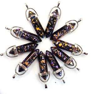 Macro-opname van tien zeshoekige zwarte kristallen hangers met goud en paars sterpatroon