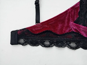 Détail du velours rouge vin avec dentelle florale noire et bretelles de soutien-gorge