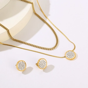 Set collana doppia in oro con ciondolo rotondo in cristallo e orecchini a lobo