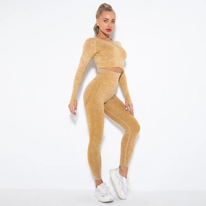 Detail von ingwerfarbenem Yoga-Set mit Acid-Wash-Optik, Langarm-Oberteil und Leggings