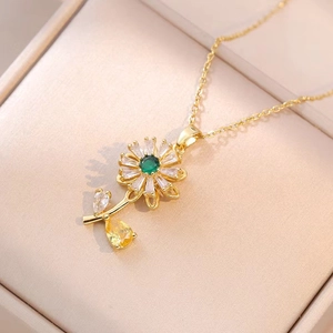 Dettaglio del ciondolo a girasole con pietre verdi e gialle in confezione regalo