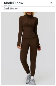 Détail de l'ensemble de sport marron foncé avec veste zippée et passants de pouces
