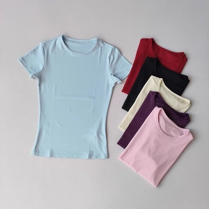 Flache Darstellung bunter Yoga-T-Shirts mit Fokus auf Textur und Rundhalsausschnitt