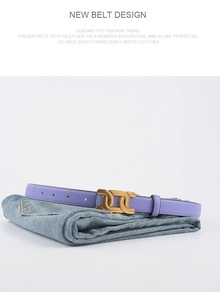 Ceinture en cuir violet avec boucle dorée assortie à un jean bleu classique