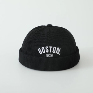 Vue détaillée du bonnet en maille noire avec broderie Boston 1630 blanche
