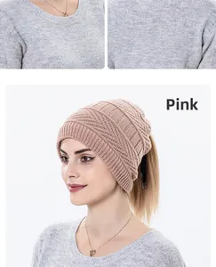 Rosa Strickmütze mit Pferdeschwanz-Loch und warmem Fleece-Futter für den Winter