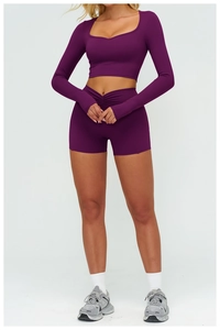 Dettaglio completo del set sportivo viola con top a collo quadrato e pantaloncini a vita alta