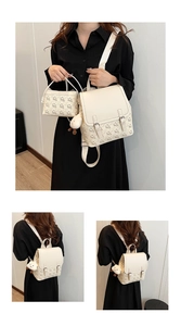 Détails du mini sac à dos blanc et sac à main avec motifs d'ours et pendentif en peluche