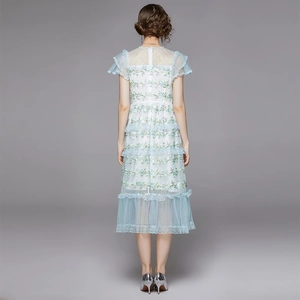 Robe midi élégante en dentelle bleu clair avec broderies et jupon à volants étagés