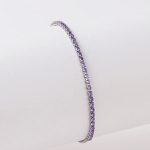 Elegantes silbernes Tennisarmband mit lila Zirkonia-Steinen in einer Krallenfassung