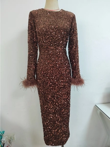 Détails des manches de la robe à paillettes marron avec bordure en plumes d'autruche