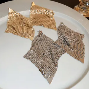 Boucles d'oreilles nœuds en maille métallique dorée et argentée avec paillettes