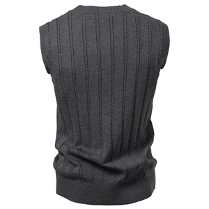 Rückansicht eines dunkelgrauen Strickpullunders mit Zopfmuster für Herren im Winter