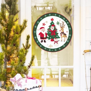 Nahaufnahme von Weihnachtsmann- und Schneemann-Fensteraufklebern an einer Glastür