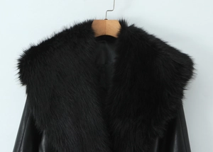 Gros plan sur une veste en cuir noir avec un grand col luxueux en fausse fourrure douce