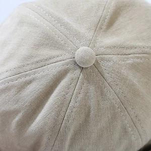 Vue macro d'un bonnet docker beige avec coutures renforcées et tissu en sergé de qualité