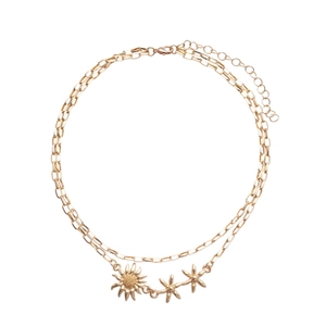 Collier double rangée à fleurs dorées avec pendentif étoile en métal sur fond blanc