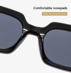 Détails des plaquettes nasales confortables sur les lunettes de soleil carrées noires